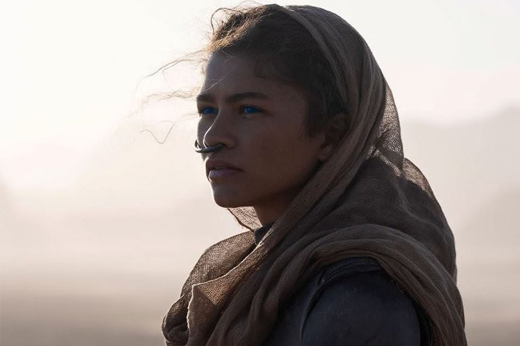 زندیا با روسری وسط بیابان در فیلم Dune