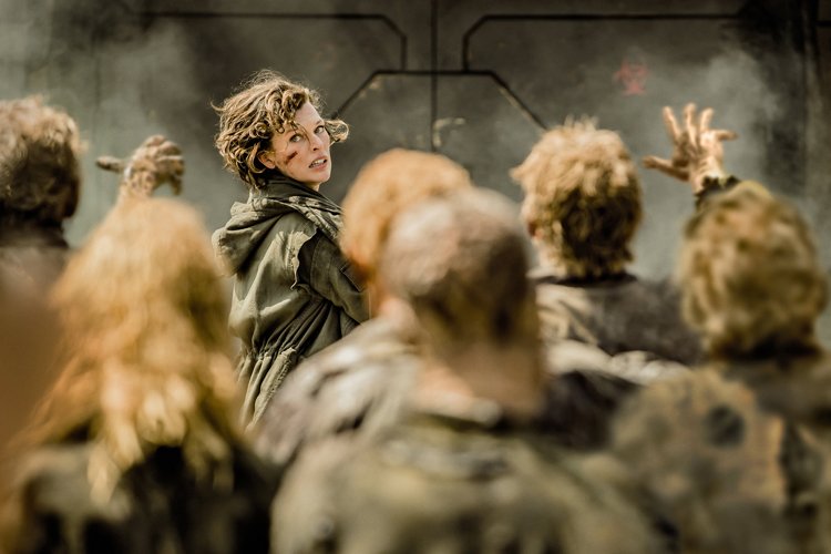 آلیس از دست زامبی‌ها فرار می‌کند در فیلم Resident Evil: The Final Chapter