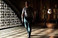 جاش برولین با سلاحی در دست و با ظاهری خشمگین در فیلم Dune
