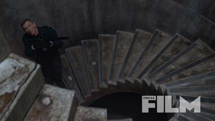 تصویر اختصاصی جدید مجله توتال فیلم از جیمز باند ۲۵ با حضور دنیل کریگ روی راه پله پیچیده