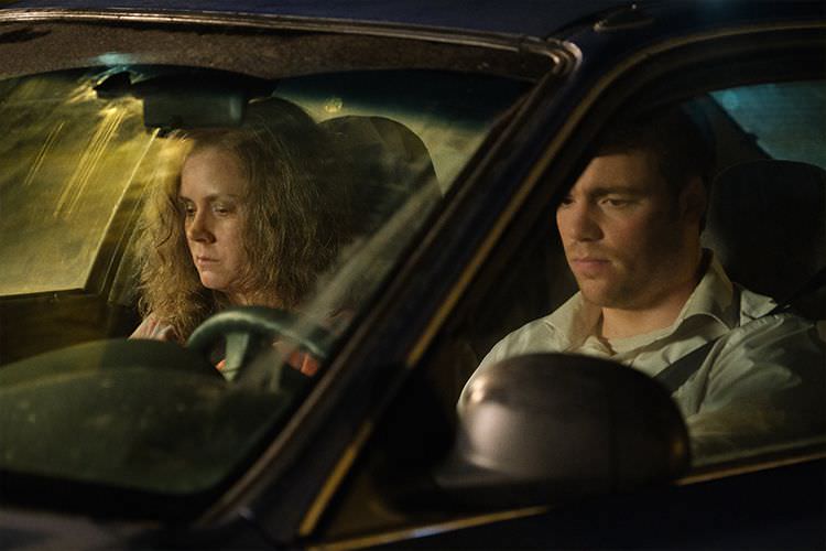 ایمی آدامز و گابریل باسو در ماشین در فیلم Hillbilly Elegy