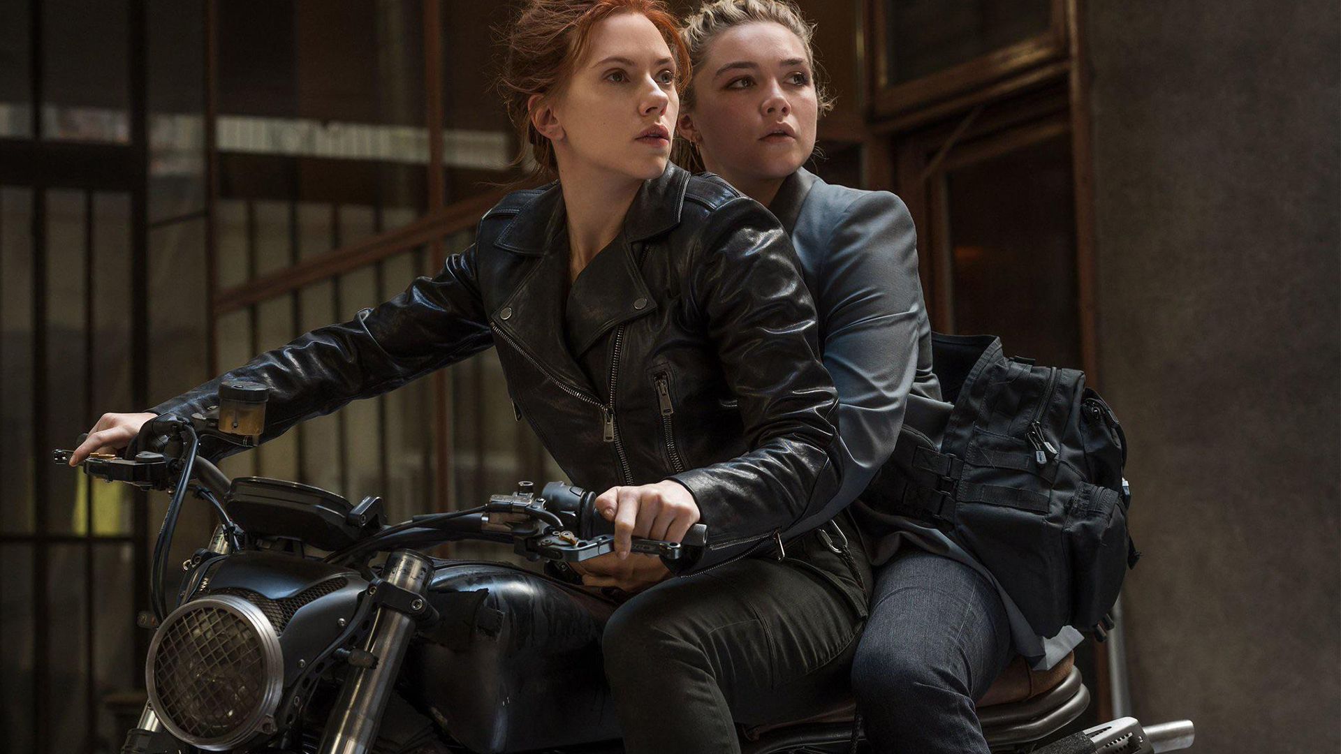 اسکارلت جوهانسون در نقش ناتاشا رومانوف و فلورنس پیو در نقش یلنا بلووا سوار موتور در فیلم Black Widow