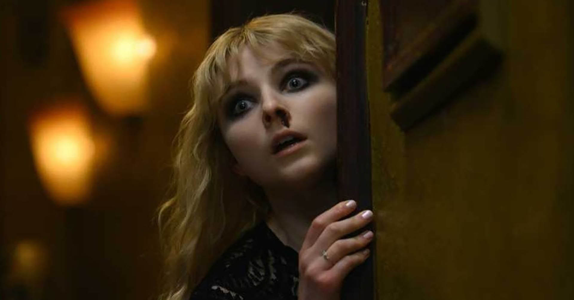 فیلم Last Night in Soho با حضور آنیا-تیلور جوی و زن ترسیده با خط چشم سیاه، یکی از بهترین فیلم های ۲۰۲۱