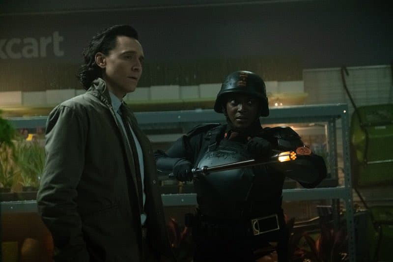 تام هیدلستون در نقش لوکی درکنار وونمی موساکو در نقش B-15 در ماموریت سازمان TVA در قسمت دوم سریال Loki
