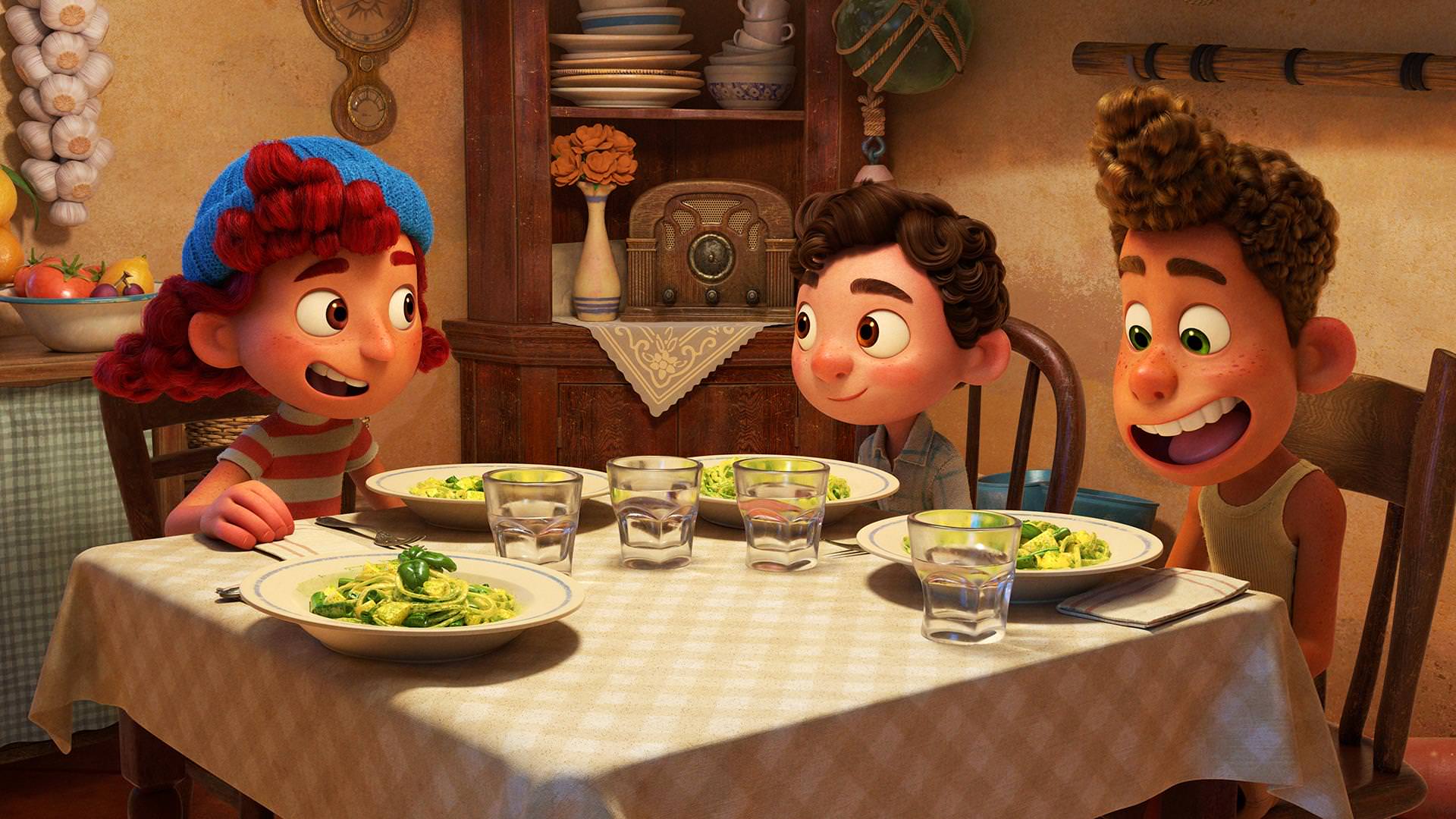 لوکا، آلبرتو و جولیا سر میز غذا و در حال خوردن اسپاگتی در انیمیشن Luca 