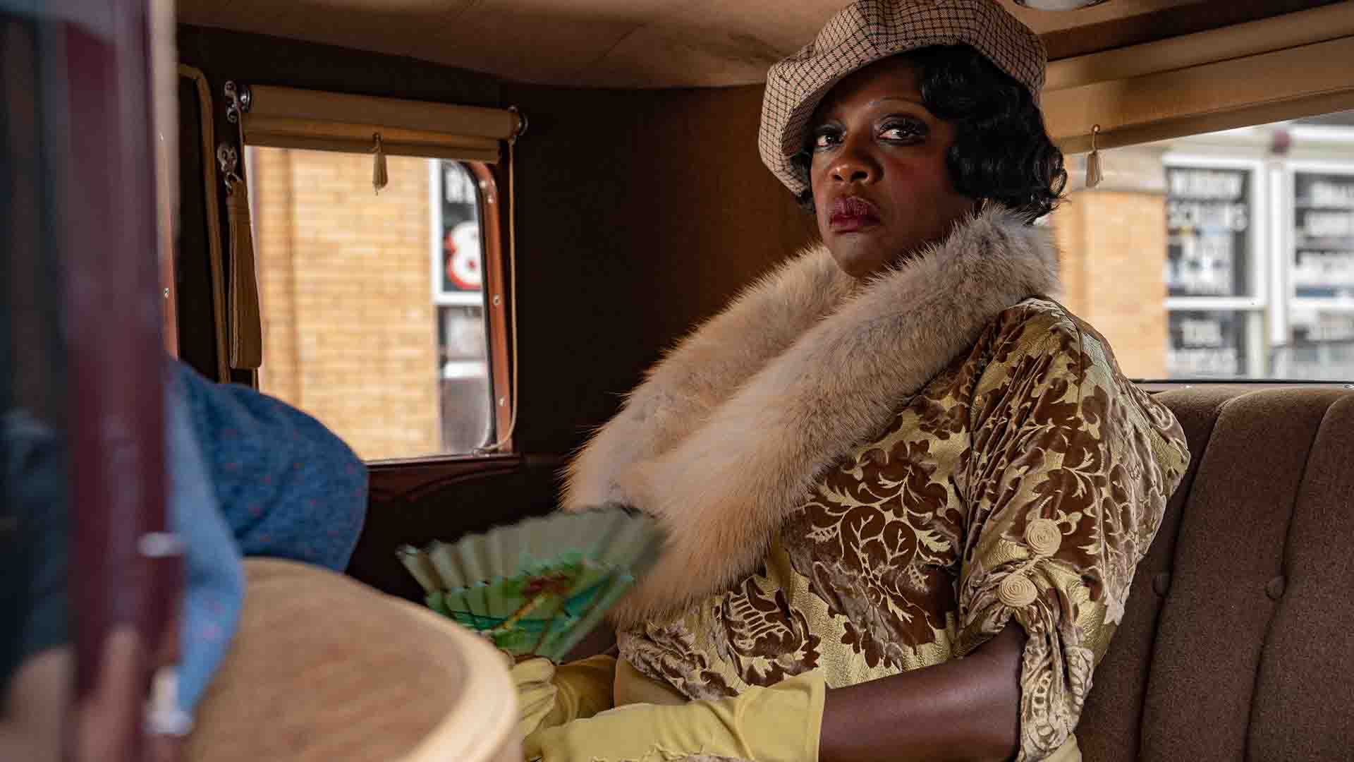 وایولا دیویس در یک ماشین قدیمی در فیلم Ma Rainey’s Black Bottom