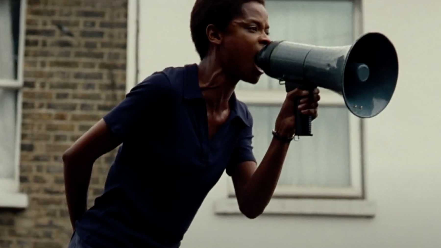 لتیشیا رایت در نقش آلتیا جونز در صحنه‌ی تظاهرات سیاه‌پوستان در فیلم Mangrove