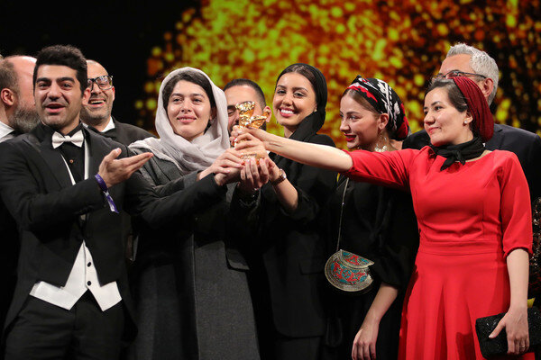خرس طلایی جشنواره برلین 2020 به « شیطان وجود ندارد » به کارگردانی محمد رسول اف رسید