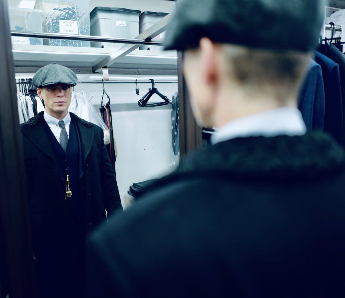 کیلین مورفی در نقش تامی شلبی در حال تماشا خود از آینه در پشت صحنه فصل ششم سریال Peaky Blinders