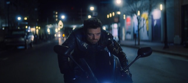 سباستین استن در نقش باکی در حال موتورسواری در سریال The Falcon and The Winter Soldier