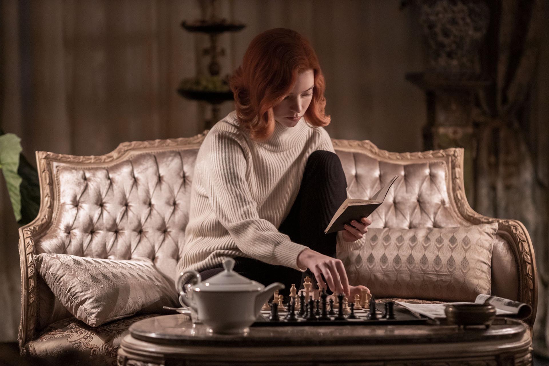 بث هارمن در تنهایی خود مشغول بازی شطرنج در سریال گامبی وزیر