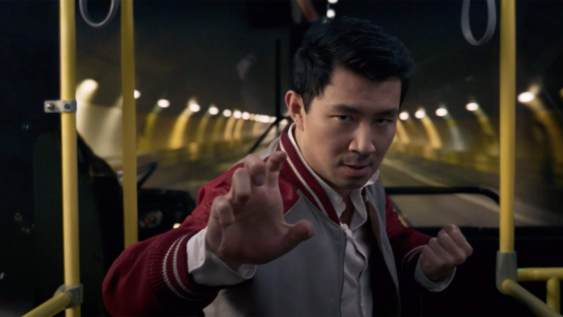 سم لیو در نقش شانگ چی در اتوبوس در حال مبارزه و انجام حرکات رزمی در فیلم Shang-Chi and the Legend of the Ten Rings