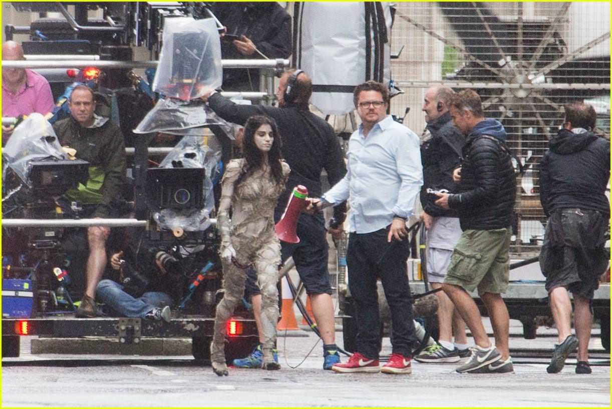 sofia-boutella-films-the-mummy-in-full-costume-makeup-01
