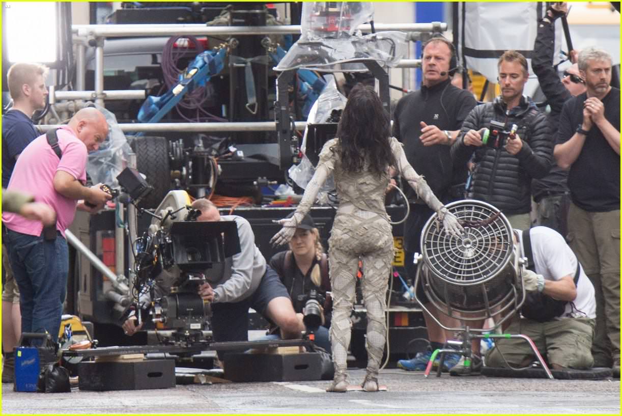 sofia-boutella-films-the-mummy-in-full-costume-makeup-02
