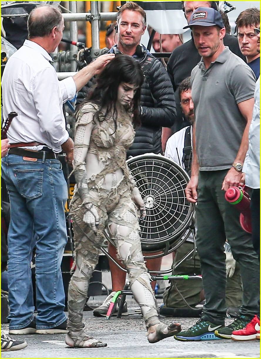 sofia-boutella-films-the-mummy-in-full-costume-makeup-04