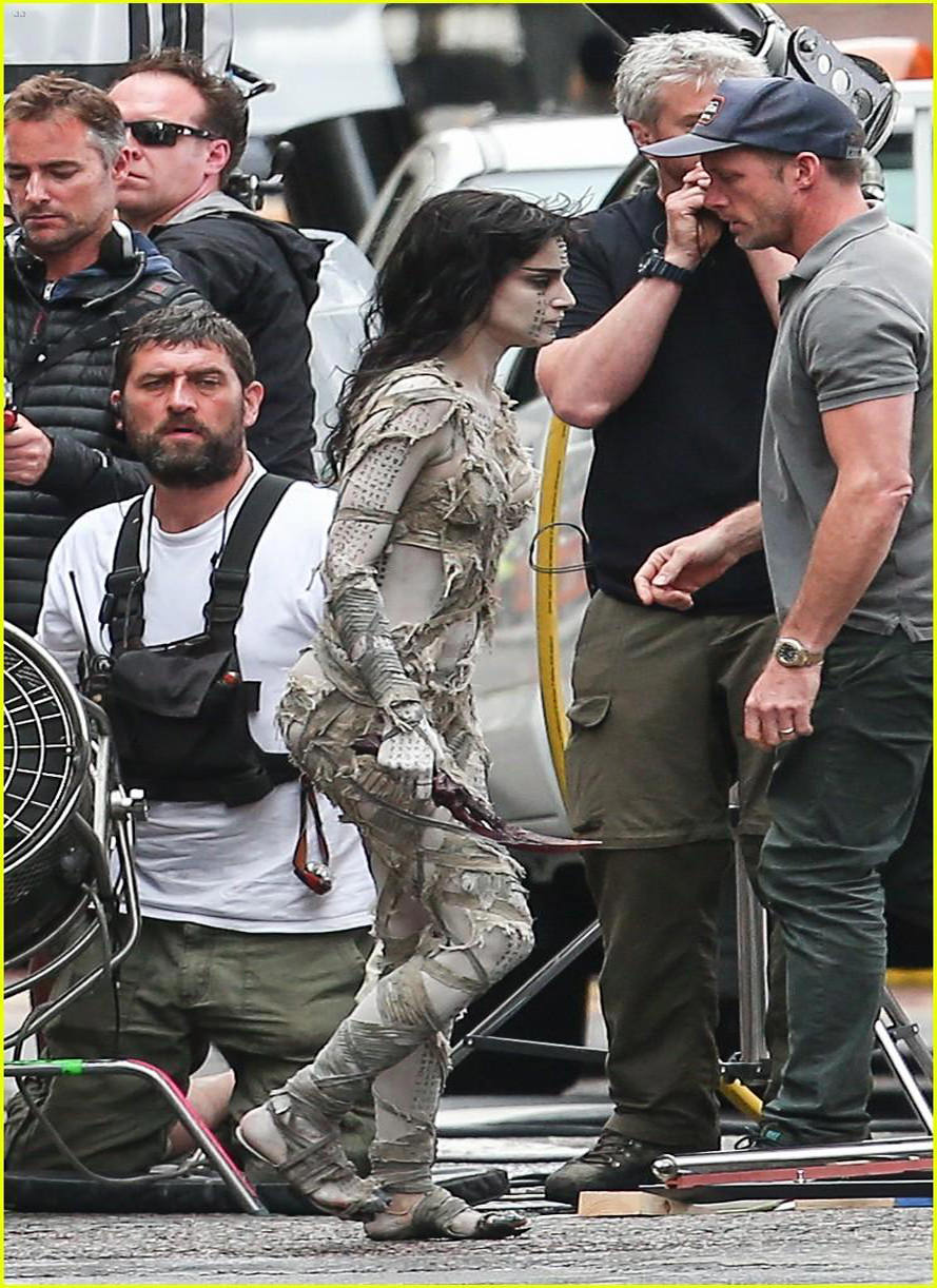 sofia-boutella-films-the-mummy-in-full-costume-makeup-05