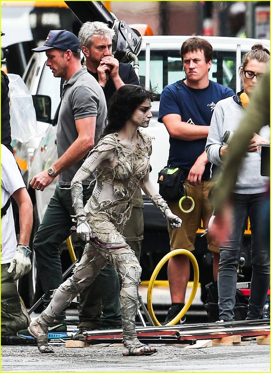 sofia-boutella-films-the-mummy-in-full-costume-makeup-06