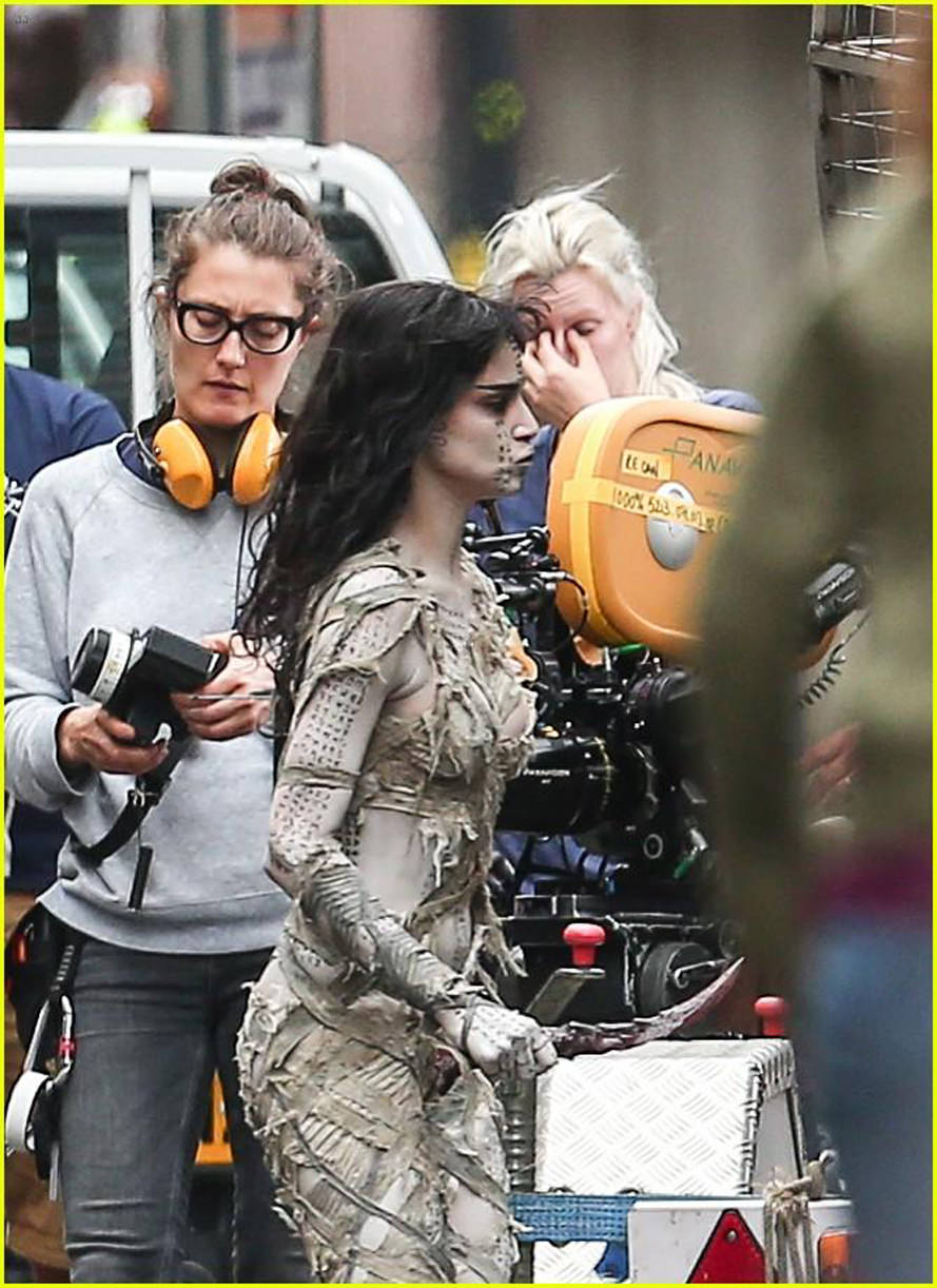 sofia-boutella-films-the-mummy-in-full-costume-makeup-07