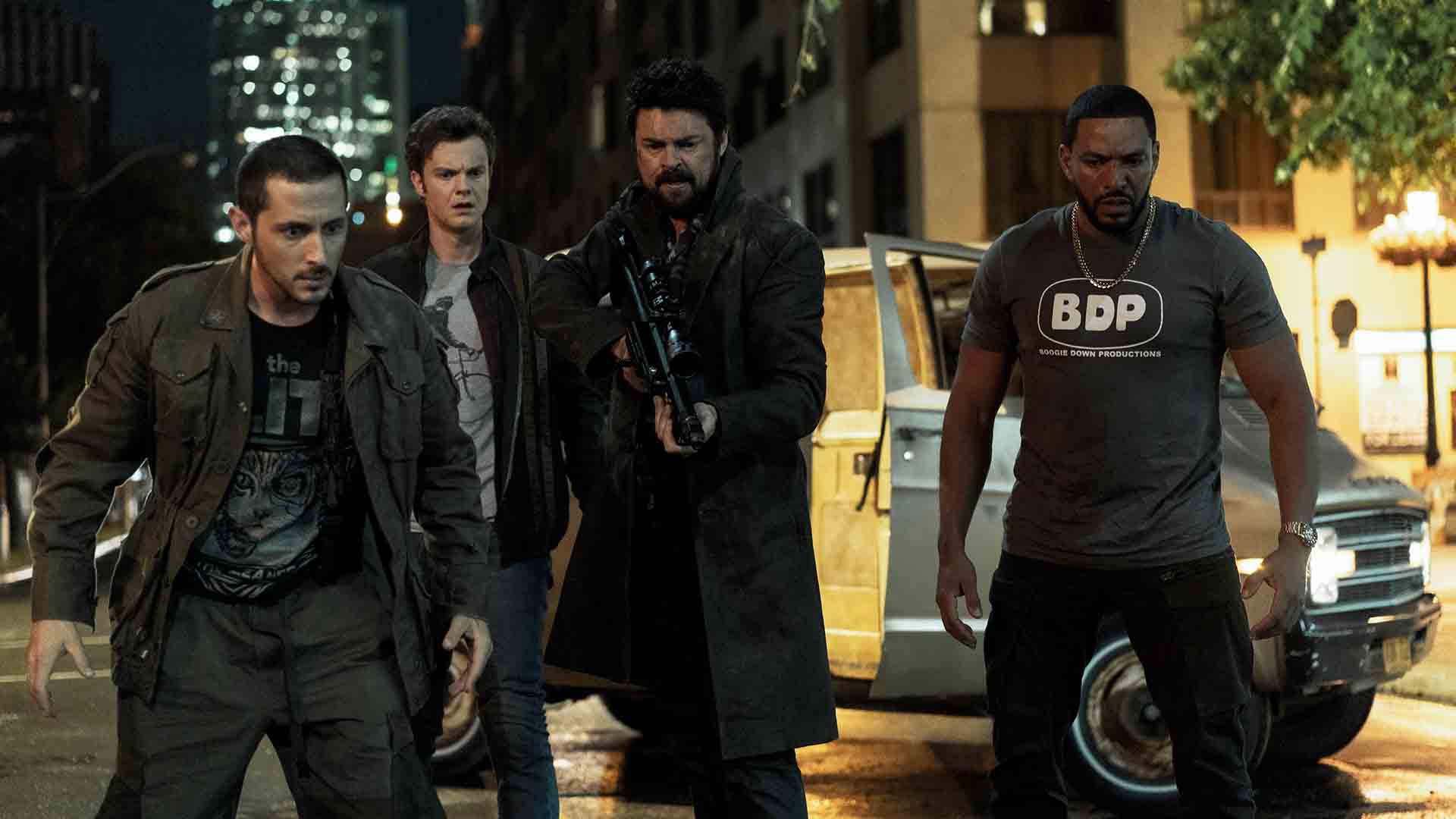 بازیگران اصلی سریال The Boys در فصل دوم و تعجب آن ها وسط خیابان