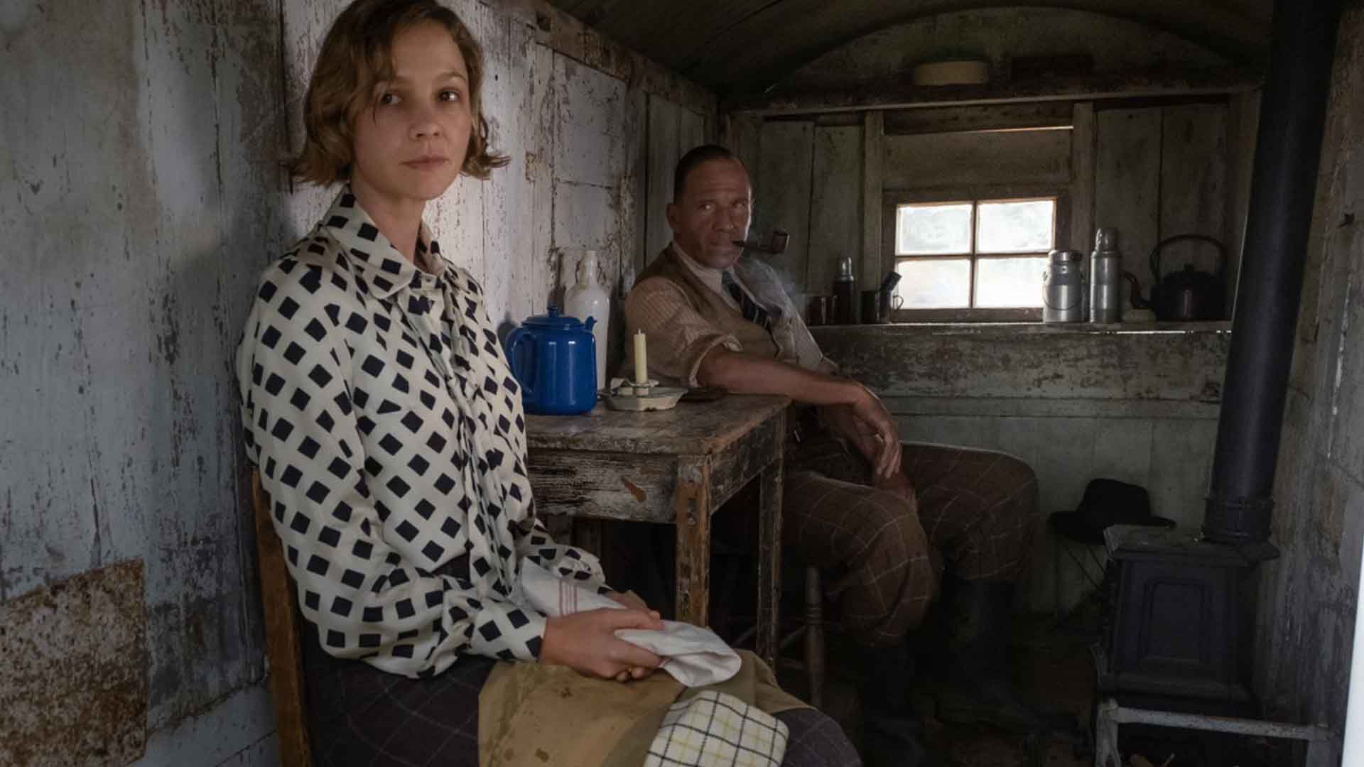 کری مولیگان به همراه رالف فاینز در فیلم The Dig