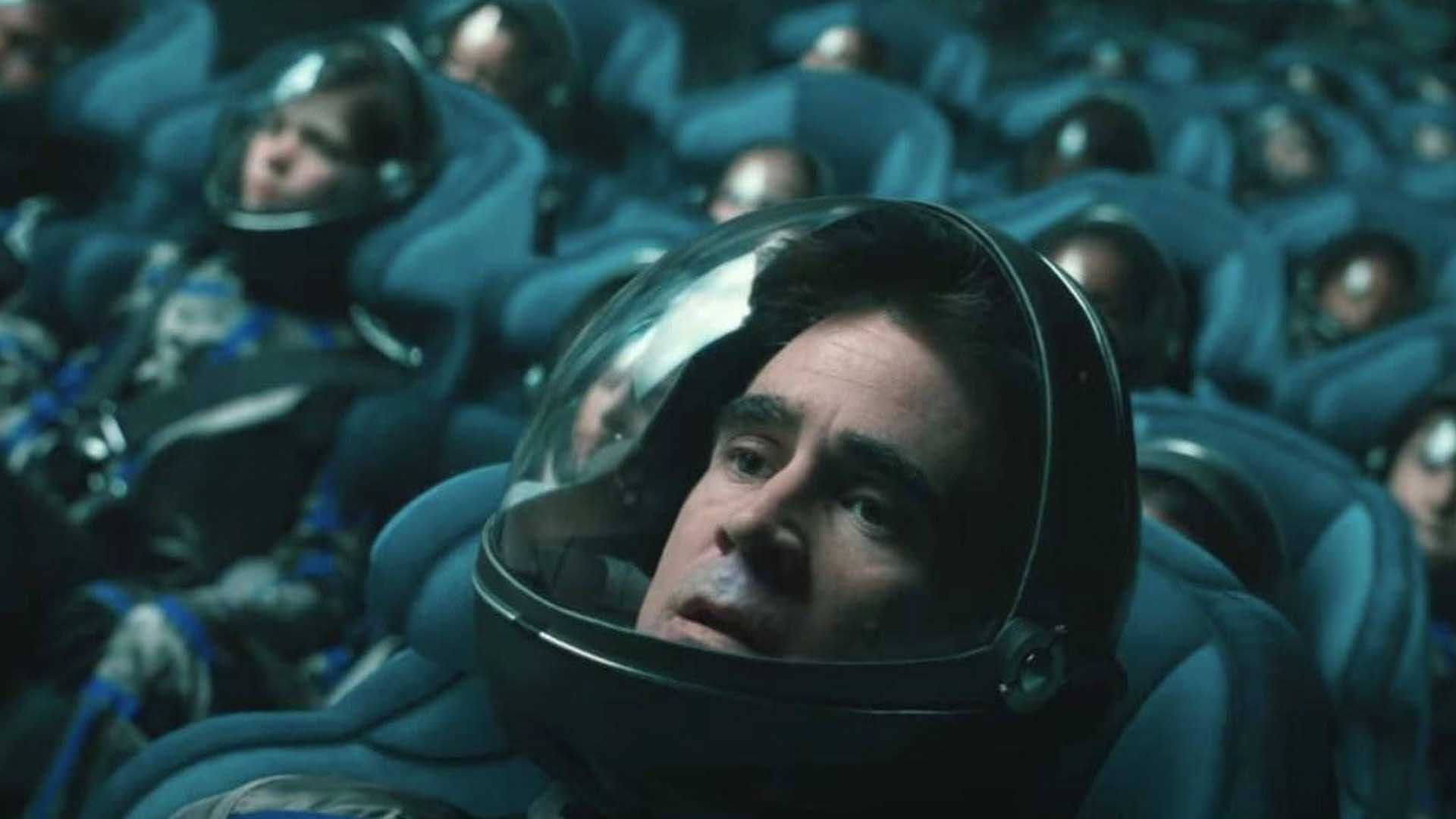 کالین فارل در لباس فضانوردی در فیلم voyagers